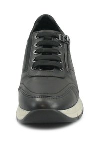 Sneaker in pelle nera con lacci frontali, dettaglio con zip sul lato e suola in gomma bianca. Presenta cuciture fini e punta arrotondata.