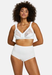 Soutien-gorge blanc avec détails en dentelle et bretelles larges, associé à une culotte blanche taille haute, les deux présentant une texture lisse.