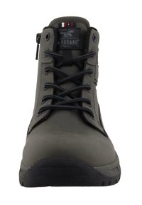 Ciemnozielone buty hikingowe z zapięciem na sznurówki, wyściełanym kołnierzem i detalami z zamkiem. Teksturowana gumowa podeszwa i czarne akcenty z metalowych elementów.