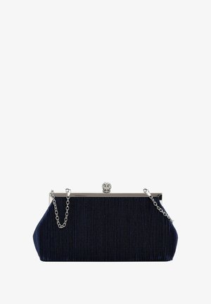 Bolso de mano plisado en color marino con una bandolera de cadena plateada, cierre metálico y una superficie texturizada. Presenta un cierre decorativo con strass.