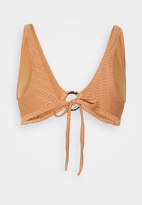 Top de bikini cor pêssego com um padrão de onda texturizado, em forma triangular, alças ajustáveis para atar e um detalhe em metal circular no centro.