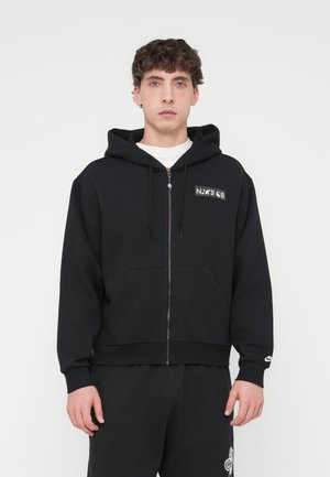 Mustast puuvillasegust kangaga lukuga dressipluus, millel on kängurutasku, rinnal logopatch ja nööriga kapuuts.