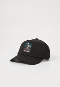 Sort baseballcaps med en fargerik trekantet lapp som har abstrakte m�ønstre og ordet "Billabong" på frontpanelet.