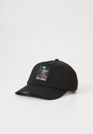 Zwarte baseballpet met een kleurrijke driehoekige patch met abstracte patronen en het woord "Billabong" op het voorpaneel.