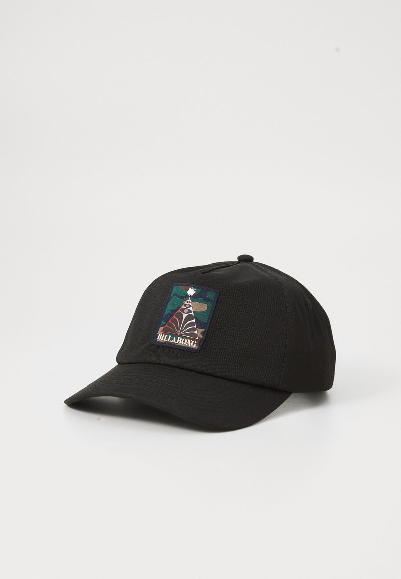 Sort baseballcaps med en fargerik trekantet lapp som har abstrakte mønstre og ordet "Billabong" på frontpanelet.