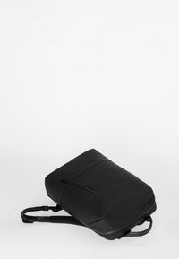 Zaino nero dal design elegante, realizzato in materiale resistente. Dotato di una tasca frontale con zip e spallacci regolabili.