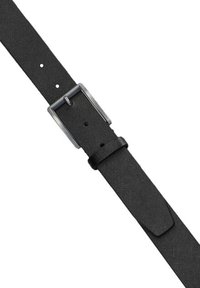 Cintura in tessuto nero con una texture liscia, fibbia rettangolare in argento e numerosi fori per la regolazione. Presenta un'estremità affusolata per una finitura pulita.
