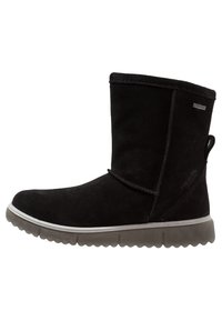 Černá semišová bota do půlky lýtek s šedou gumovou podrážkou, poutkem vzadu a štítkem Gore-Tex na horní části pro voděodolnou ochranu.