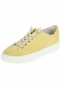 Baskets en daim jaune avec semelle en caoutchouc blanc, dotées d'œillets en métal, de lacets plats et d'un bout arrondi. Texture lisse, design minimal.