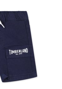 Pantaloni corti blu navy in cotone con cintura elastica, coulisse e una tasca a toppa sul lato sinistro con il logo "TIMBERLAND Est. 1973".