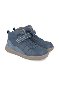 Zapatillas altas azules hechas de cuero liso y ante, con patrones perforados, collar acolchado y dos correas para un ajuste seguro.