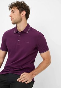 Paarse poloshirt met een twee-knopenknopsluiting, witte gestreepte kraagaccenten en een klein logo op de borst. Zachte, gestructureerde stof.