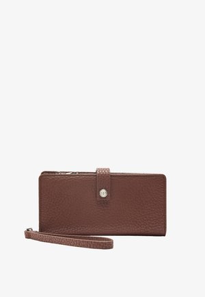 Brązowy skórzany portfel o teksturowanym wykończeniu, zamek błyskawiczny, zapięcie na napę, oraz odpinany pasek na nadgarstek. Prostokątny kształt.