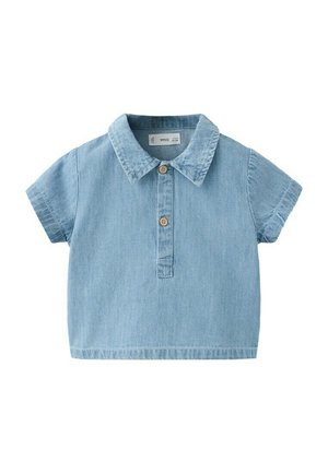 Chemise en denim bleu clair à manches courtes pour tout-petit, avec col et deux boutons en bois à l’avant sur une patte de boutonnage.
