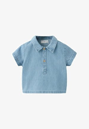 Chemise en denim bleu clair à manches courtes pour tout-petit, avec col et deux boutons en bois à l’avant sur une patte de boutonnage.