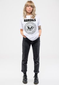 Paradiso Clothing RAMONES PRESIDENTIAL SEAL BOYFRIEND FIT - Print T-shirt - white