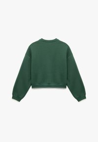 Zielony krótki sweatshirt wykonany z miękkiego materiału, z obniżonymi ramionami, ściągaczami na rękawach i gładką strukturą. Bez widocznych logo ani wzorów.