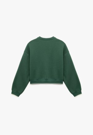 Sudadera corta verde hecha de tela suave, con hombros caídos, puños acanalados y una textura lisa. Sin logotipos ni patrones visibles.