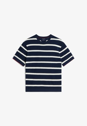 Marineblauw gebreid T-shirt met korte mouwen, brede witte horizontale strepen en een ronde hals.
