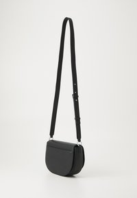 Borsa a tracolla nera realizzata in materiale testurizzato, con una forma curvata, tracolla regolabile e dettagli in hardware argentato.
