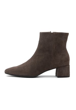 Stivaletto in suede marrone con tacco basso e zip laterale, esposto su sfondo bianco.