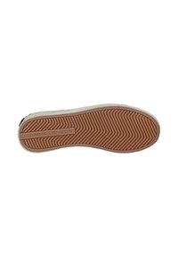 Suela de una zapatilla con un patrón de espiga, borde de goma crema y un centro rojo-naranja con "CRIME LONDON" grabado en el lateral.