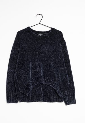 Pull en maille chenille bleu marine foncé avec manches longues, poignets côtelés et ourlet légèrement incurvé, suspendu sur un cintre en fil noir.