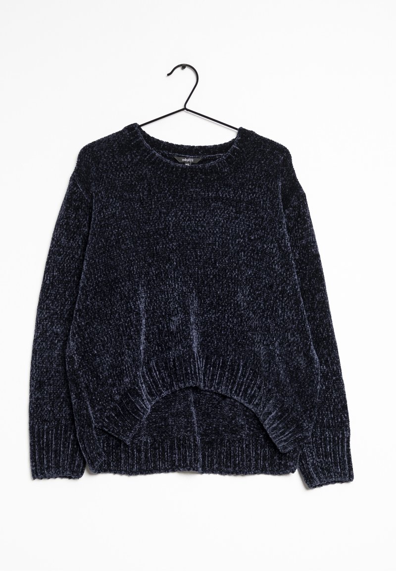 Pull en maille chenille bleu marine foncé avec manches longues, poignets côtelés et ourlet légèrement incurvé, suspendu sur un cintre en fil noir.