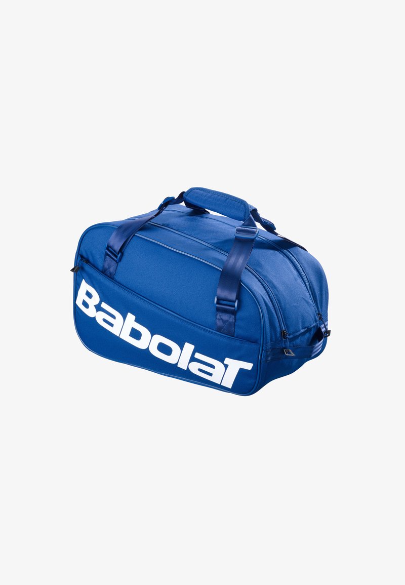 Bolsa de viaje azul hecha de un tejido duradero, con correas de transporte dobles, un.logo blanco y compartimentos con cremallera para almacenamiento.