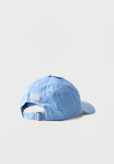 Ρυθμιζόμενο γαλάζιο καπέλο μπέιζμπολ με κεντημένο κείμενο "POLO RALPH LAUREN" σε κίτρινο χρώμα στο πίσω μέρος, εμφανιζόμενο από πίσω γωνία.