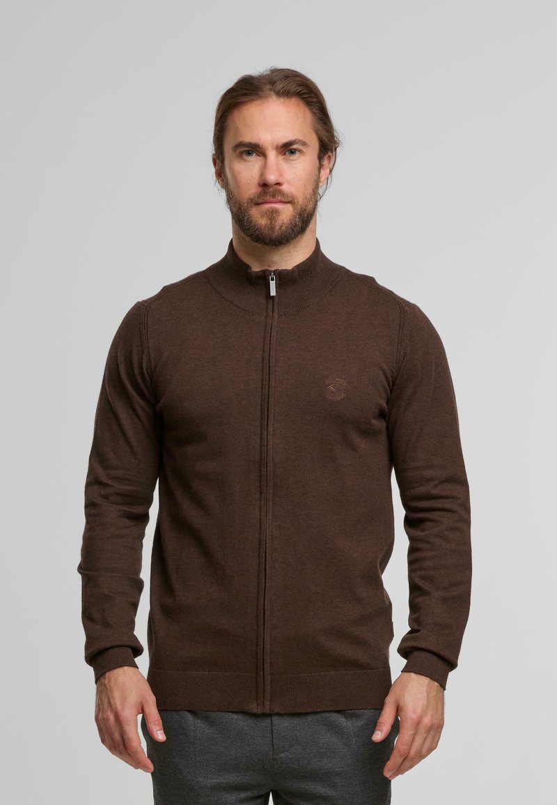 Brauner Zip-up-Pullover mit hohem Kragen, gerippten Bündchen und einem dezenten Logo auf der Brust. Glatte Textur und figurbetontes Design.