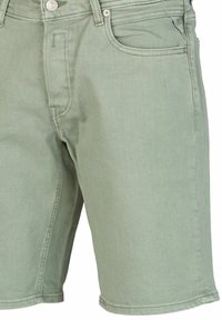 Groene denim shorts met een rechte snit, vijf zakken en contrasterende stiksels. De stof heeft een gladde textuur en een nette afwerking.