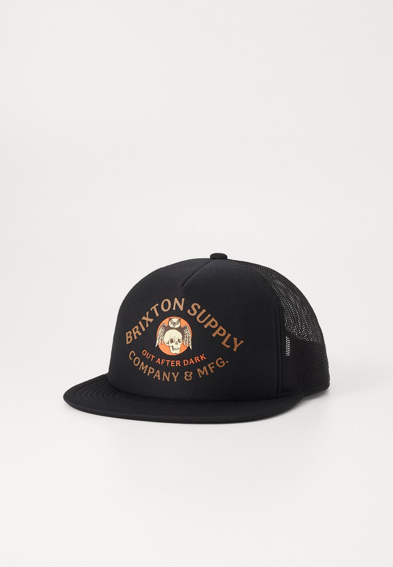 Căciulă snapback din plasă neagră cu grafică portocalie reprezentând un schelet cu aripi și text: "Brixton Supply Out After Dark Company & Mfg."