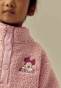 Rosa Fleecejacke mit strukturiertem Stoff, Druckknöpfen und einem gestickten Minnie-Maus-Design auf der Brust.