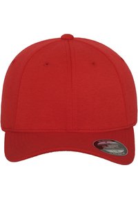 Vörös, testhez simuló baseball sapka sima anyagból, strukturált korona és ívelt napellenző. A napellenzőn méretcímke található.