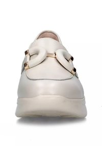 Sneaker bianco in pelle con punta arrotondata. Presenta dettagli in metallo oro e una parte superiore testurizzata. Ammortizzazione morbida e design elegante.