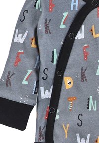 Grå bomulds-body med multicolor store bogstaver og former. Har sort knaplukning og manchetter. Blød tekstur, legende design.