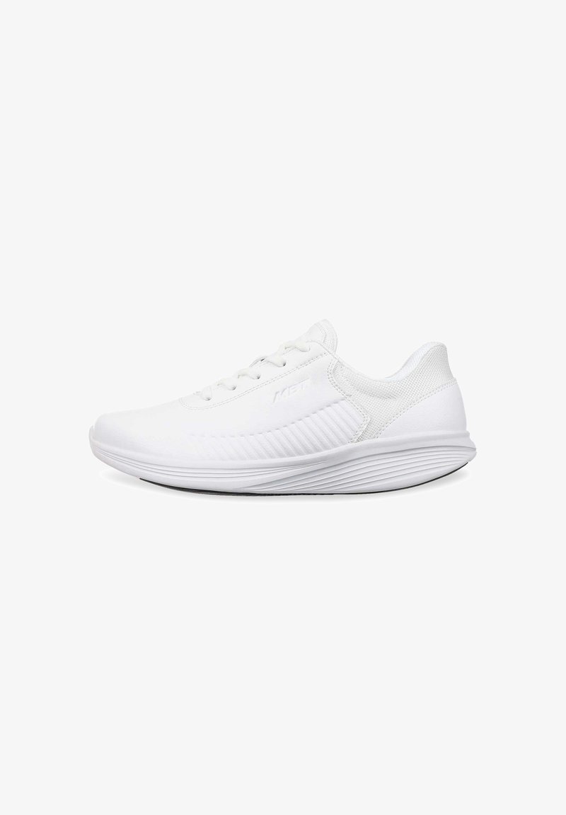 Weißer Sportschuh mit einer glatten Synthetik-Oberfläche, strukturierten Seitenpaneelen, Schnürdesign und einer leichten, gepolsterten Sohle.
