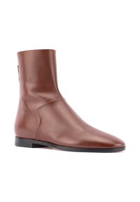 Braunes Leder-Schnürboot mit glatter Textur, schlanker Form und niedrigem, flachem Absatz, der minimalistische Nähte und keine sichtbaren Beschläge aufweist.