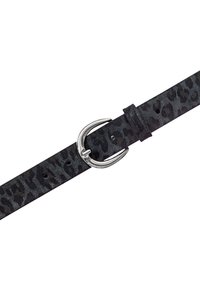 Curea din piele neagră cu imprimeu subtil de leopard și o cataramă de metal argintiu lustruit, fixată în a treia gaură.