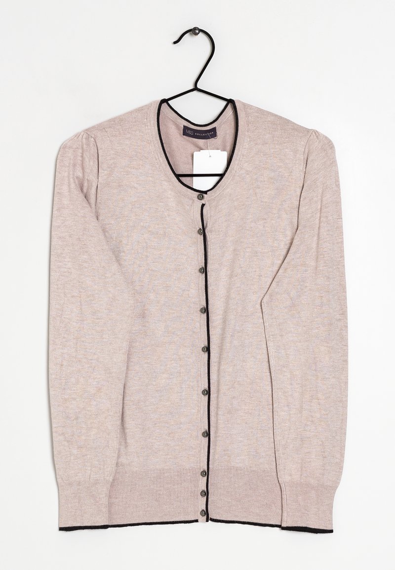 Cardigan rose clair avec un col rond, des bordures noires et une fermeture à boutons sur le devant. Les poignets et l'ourlet côtelés rehaussent la texture et l'ajustement.