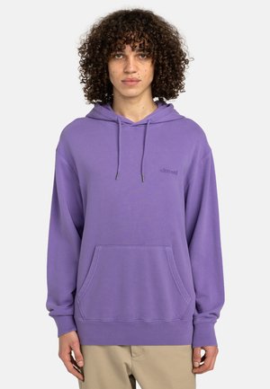 Lila Hoodie mit einer Kordelzugkapuze, vorderer Kängurutasche und gerippten Bündchen. Verfügt über ein dezent geprägtes Logo auf der Brust. Weicher Stoff.