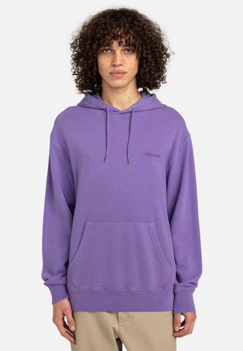 Lila hoodie med dragsko i huvan, framficka i kangoorostil och ribbad mudd. Har en subtil präglad logotyp på bröstet. Mjuk textur.