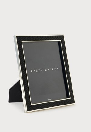 Cadre photo de table noir et argent avec bordure à texture tissée et support, tenant un emplacement réservé indiquant "Ralph Lauren".