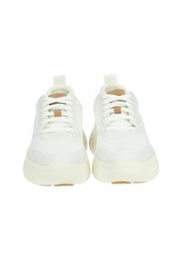 Sneakers bianchi con tomaia in rete e suola in gomma resistente. Presentano chiusura con lacci, linguetta per indossarli facilmente e un accento beige sulla linguetta. Design con punta rotonda.