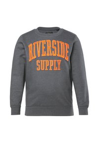 Felpa grigia scura con scollo rotondo e maniche lunghe, caratterizzata da grande scritta arancione "RIVERSIDE SUPPLY" sul davanti.