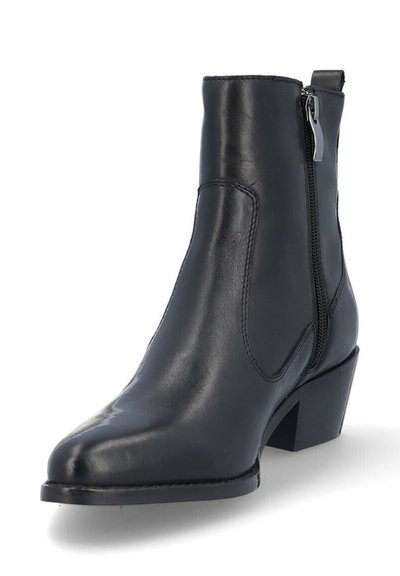 Botín de cuero negro hasta el tobillo con punta en forma de dedo y cremallera lateral. Presenta un tacón apilado y una textura suave, con costuras sutiles en la parte superior.