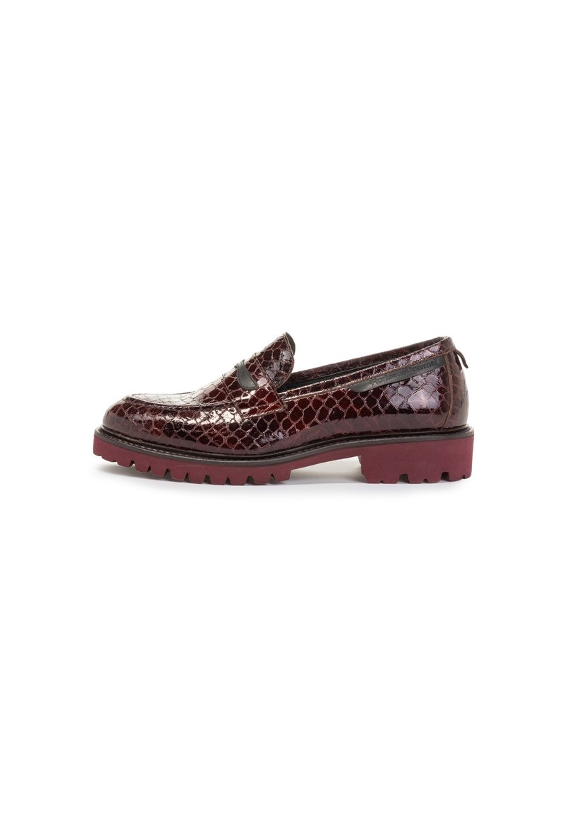 Mocassini in pelle verniciata bordeaux con motivo in pelle di serpente, caratterizzati da un profilo basso e una spessa suola in gomma maroon con trazione.