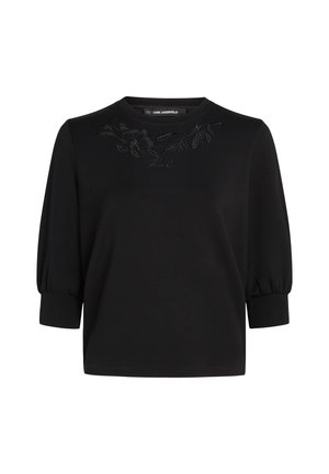 Zwarte blouse met driekwart pofmouwen, met subtiele bloemenborduring op de halslijn. Zachte, gestructureerde stof. Casual ontwerp.