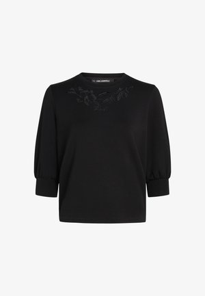 Zwarte blouse met driekwart pofmouwen, met subtiele bloemenborduring op de halslijn. Zachte, gestructureerde stof. Casual ontwerp.